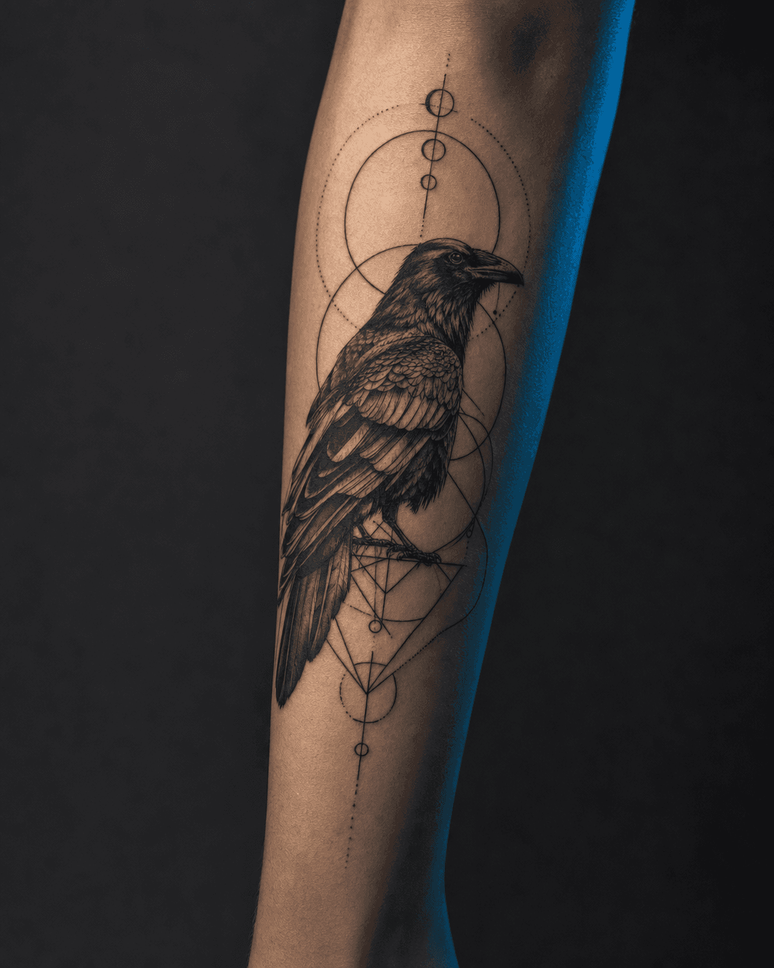 Blackwork ворон с геометрией